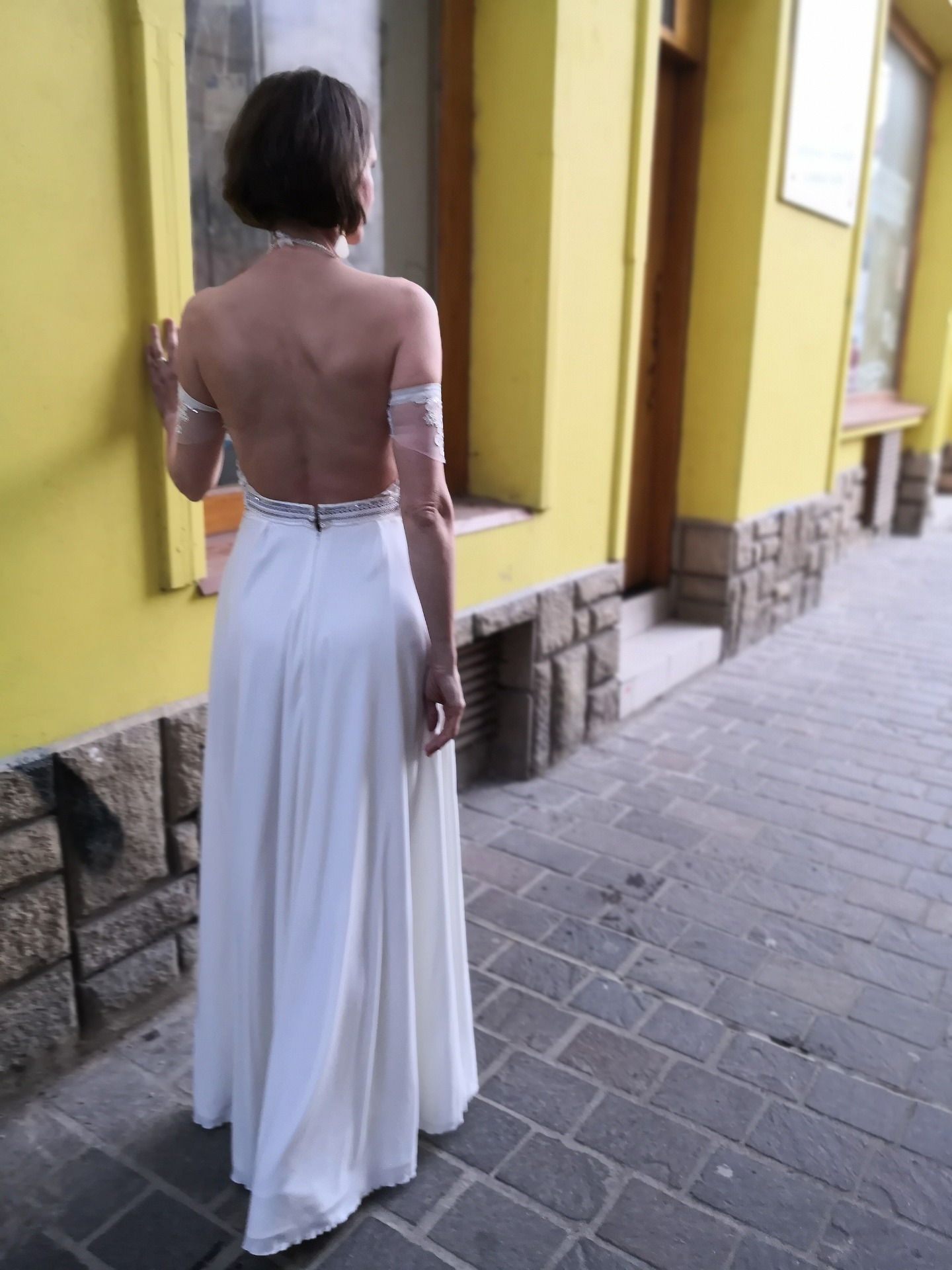 Detail chrbta popolnočných šiat AMÉLIA